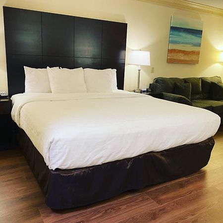Clarion Hotel & Conference Center Sungai Toms Luaran gambar