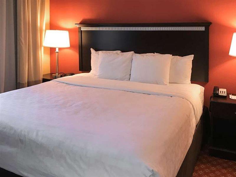 Clarion Hotel & Conference Center Sungai Toms Luaran gambar