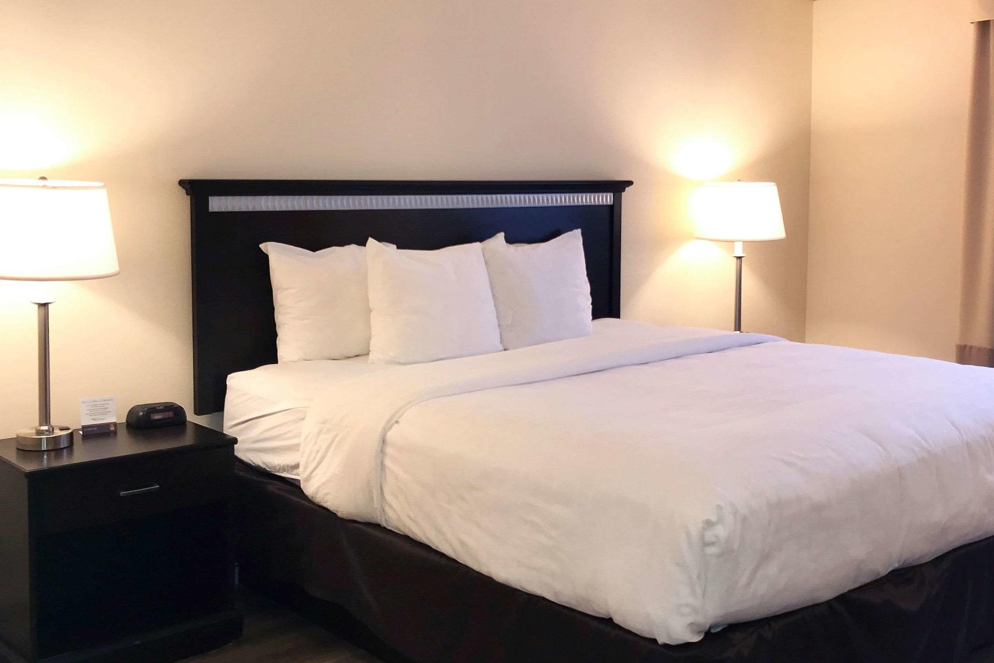 Clarion Hotel & Conference Center Sungai Toms Luaran gambar