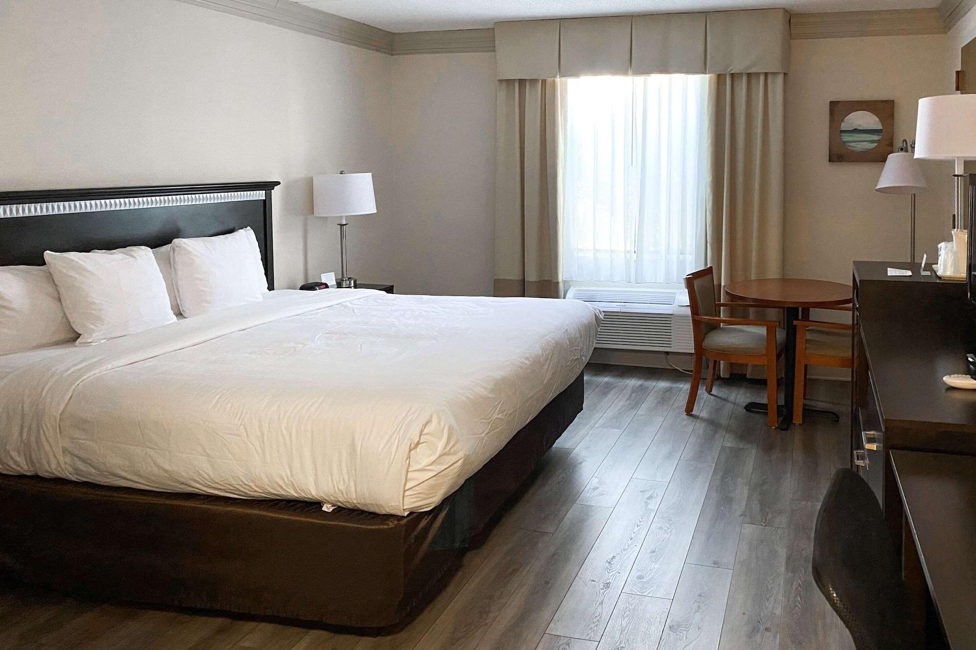 Clarion Hotel & Conference Center Sungai Toms Luaran gambar