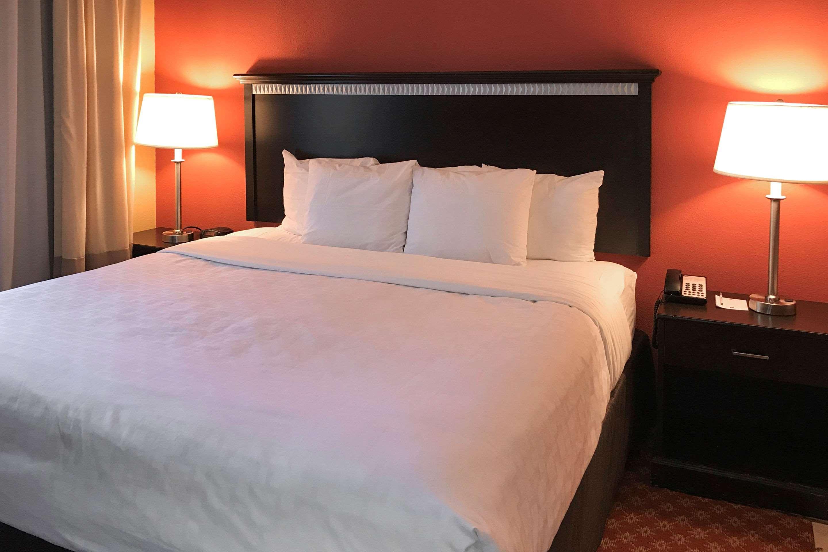 Clarion Hotel & Conference Center Sungai Toms Luaran gambar