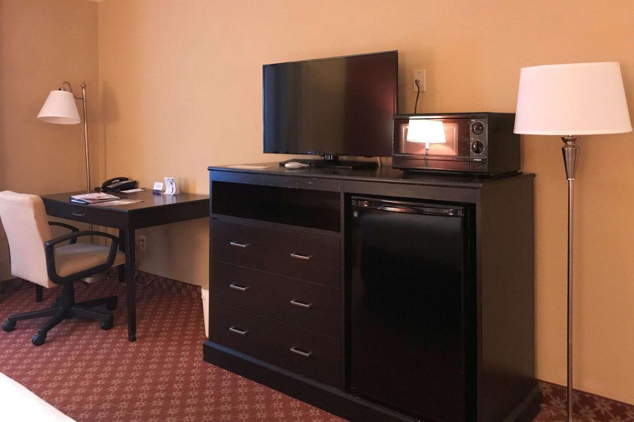 Clarion Hotel & Conference Center Sungai Toms Luaran gambar